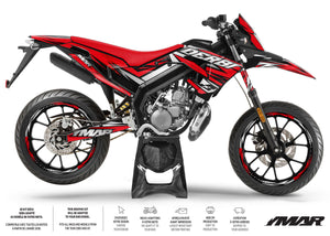 Dekor kit 50cc Derbi Senda xtreme 2018-2025 Sanary auf dem Motorrad mit modernem und elegantem Design.