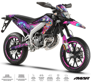 Dekor kit Motorrad 50cc GTA Stil - Kompatibel mit Aprilia SX/RX 2018-2025 bei Motorrädern mit farbenfrohem Stadtbild.