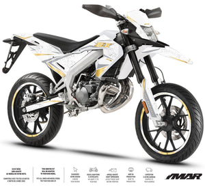 Dekor kit Motorrad 50cc Sakti Prem – Kompatibel mit Aprilia SX/RX 2018-2025 auf einem weißen und goldenen Motorrad.