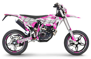 Dekor kit Beta 125 LC Flower Power – individuell gestaltetes Motorrad mit rosafarbenem Blumenmuster und Chrom für einen einzigartigen Auftritt.