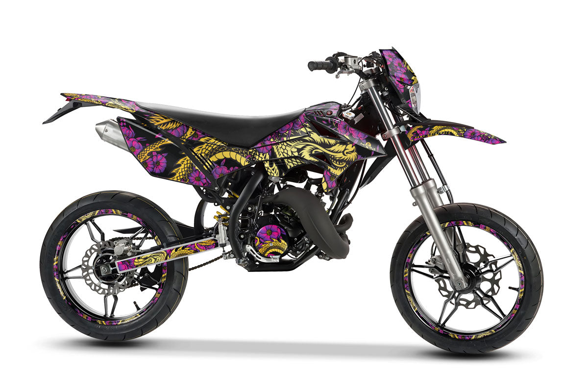 Kit pegatinas Beta 50cc RR 2011-2020 Draflow en una moto con diseño colorido y personalizado.