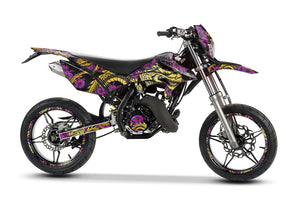 Kit pegatinas Beta 50cc RR 2011-2020 Draflow en una moto con diseño colorido y personalizado.