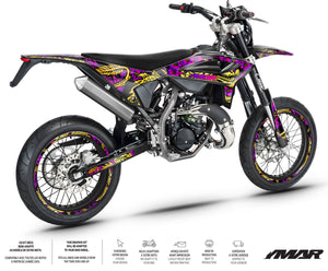 Dekor kit Beta 50cc RR 2021-2025 DragoFlow auf einem Motorrad, dynamisches Design und strahlende Optik.