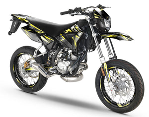 Dekor kit 50cc CPI SMX 2005-2015 Alpha montiert auf einem Supermoto-Motorrad im auffälligen Schwarz-Gelb-Design.