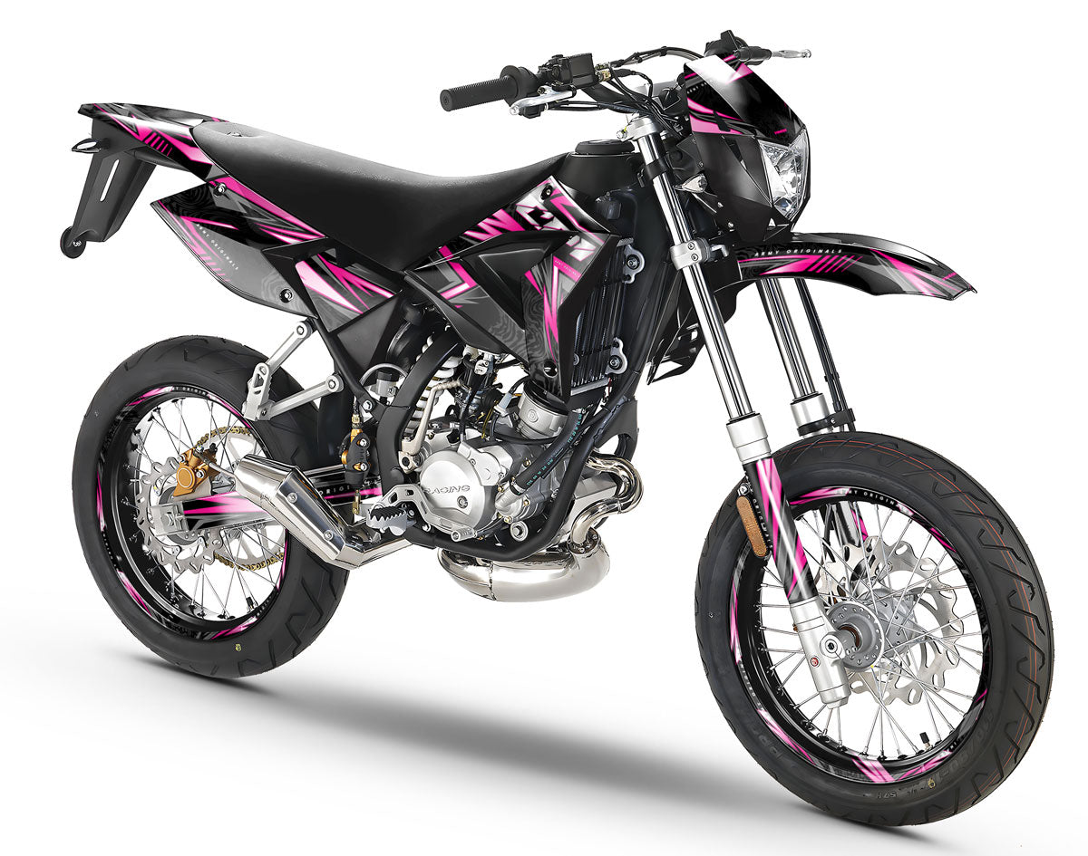 Kit déco 50cc CPI SMX 2005-2015 Alpha sur moto supermotard avec design moderne et audacieux.