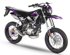 Dekor kit 50cc CPI SMX 2005-2015 Illuzion auf Supermoto-Motorrad mit modernem Design in Schwarz und Violett.