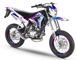 Kit pegatinas 50cc CPI SMX 2005-2015 R-Force sobre moto con diseño dinámico y agresivo en violeta y blanco.