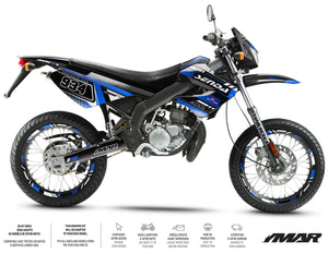 Dekor kit 50cc Derbi Senda xtreme 2006-2010 Kunst auf einem schwarzen und blauen Motorrad, Supermotard-Modell.