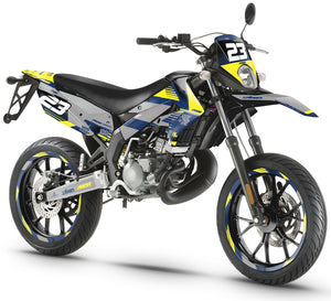 Dekor kit 50cc Derbi Senda xtreme 2011-2017 ROD-Design auf einem Motorrad, das einen modernen Supermotard-Stil zeigt.