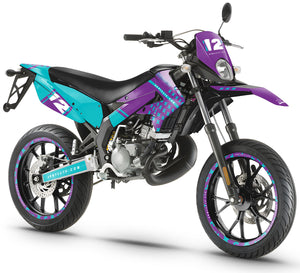 Dekor kit 50cc Derbi Senda xtreme 2011-2017 Lenker - Motorrad mit modernem Design in Violett und Türkis.