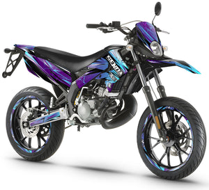 Dekor kit 50cc Derbi Senda xtreme 2011-2017 Cosmic auf Motorrad, modernes Design mit grafischem Stil.