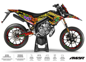 Dekor kit 50cc Derbi Senda x-treme 2018-2025 Budz auf Motorrad mit kühner und farbenfroher Grafikgestaltung.