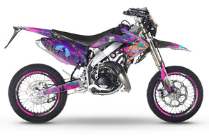 Deko-sett HM CRM 50 Derapage GTA-stil på 50cc motorsykkel med urbant design inspirert av gatekunst.