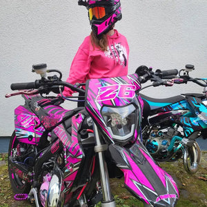 rieju MRT 50cc avec un kit déco Full holographique et finition paillettes cosmiques. en arrière plan, une Derbi 2011 avec un kit déco full chrome de couelur turquoise