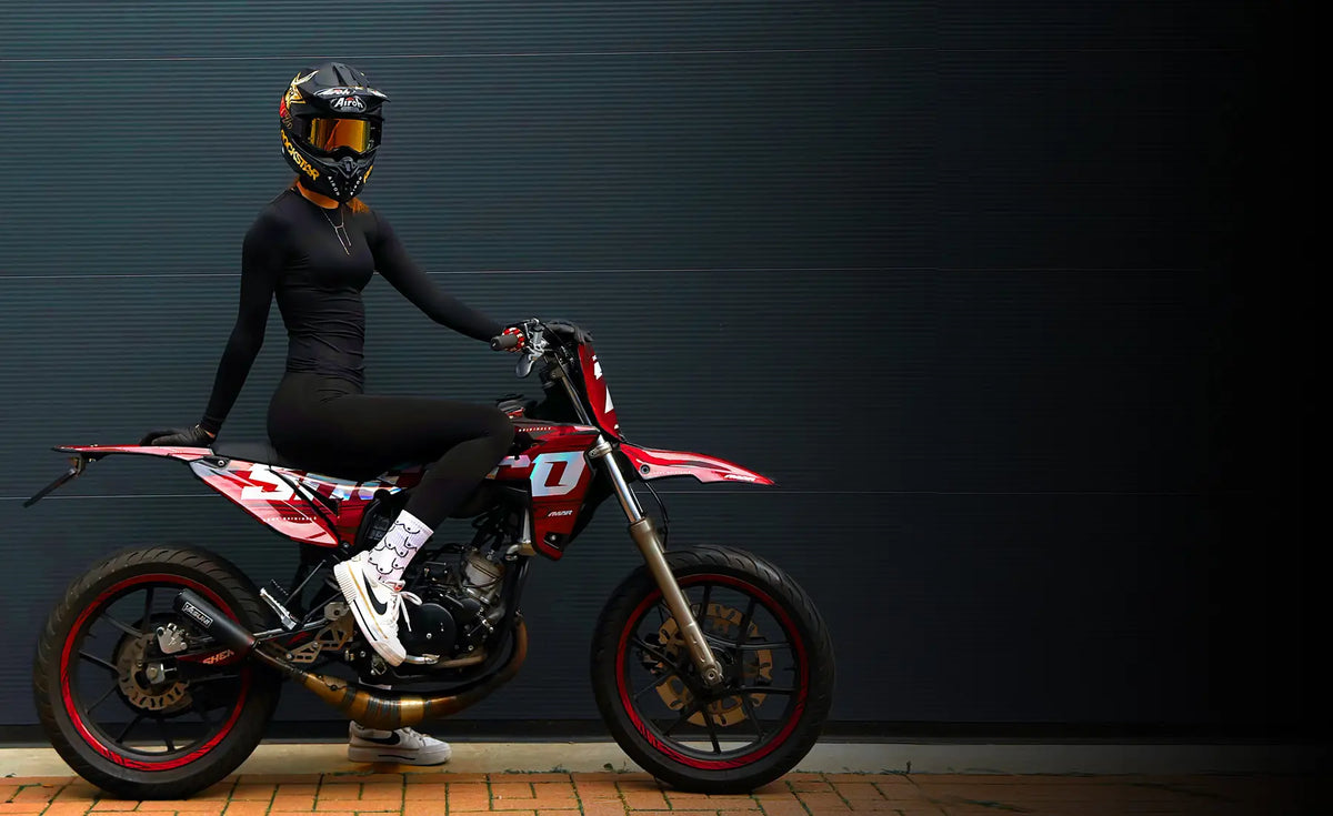 kit deco holographique en couelur bordeaux installé sur une sherco 50cc