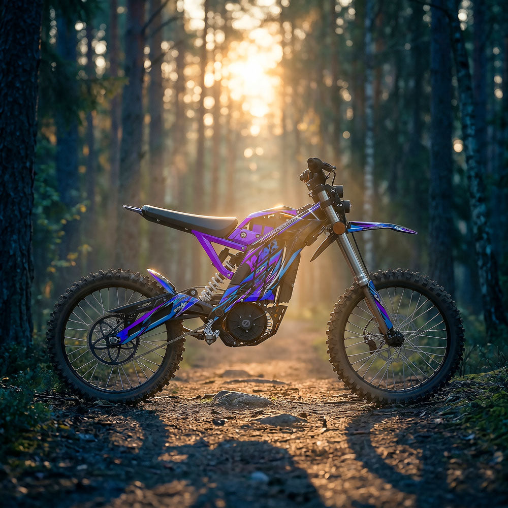 kit déco violet, noir et bleu installé sur une moto électrique. photo prise sur un petit chemin dans une fôret en contre jour.