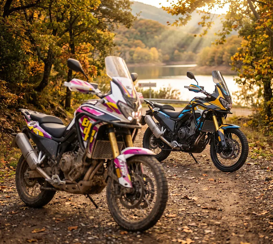 motos Rieju Aventura 500 avec des kits déco army devant le lake de Darnius en Catalogne