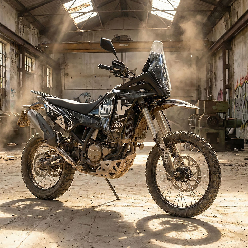kit déco noir et blanc sur une Rieju Aventura Rally 307. Prise de vue dans une ancienne usine avec des particules de poussieres dans l'air et des rayons de soleil qui travers les trous dans le toit.