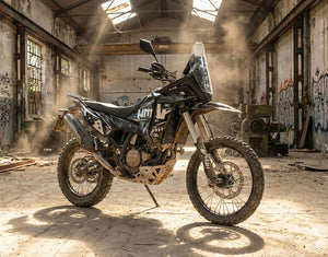 kit déco noir et blanc sur une Rieju Aventura Rally 307. Prise de vue dans une ancienne usine avec des particules de poussieres dans l'air et des rayons de soleil qui travers les trous dans le toit.