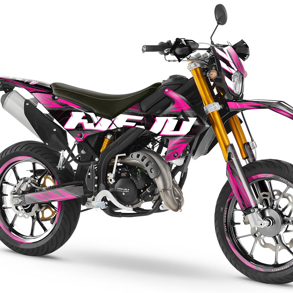 Kit pegatinas 50cc Rieju MRT 2022-2025 Magix en una motocicleta supermotard con gráficos vibrantes en rosa.