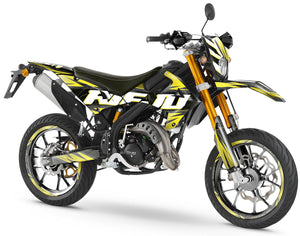 Kit pegatinas 50cc Rieju MRT 2022-2025 Magix en moto supermotard, diseño moderno y llamativo.