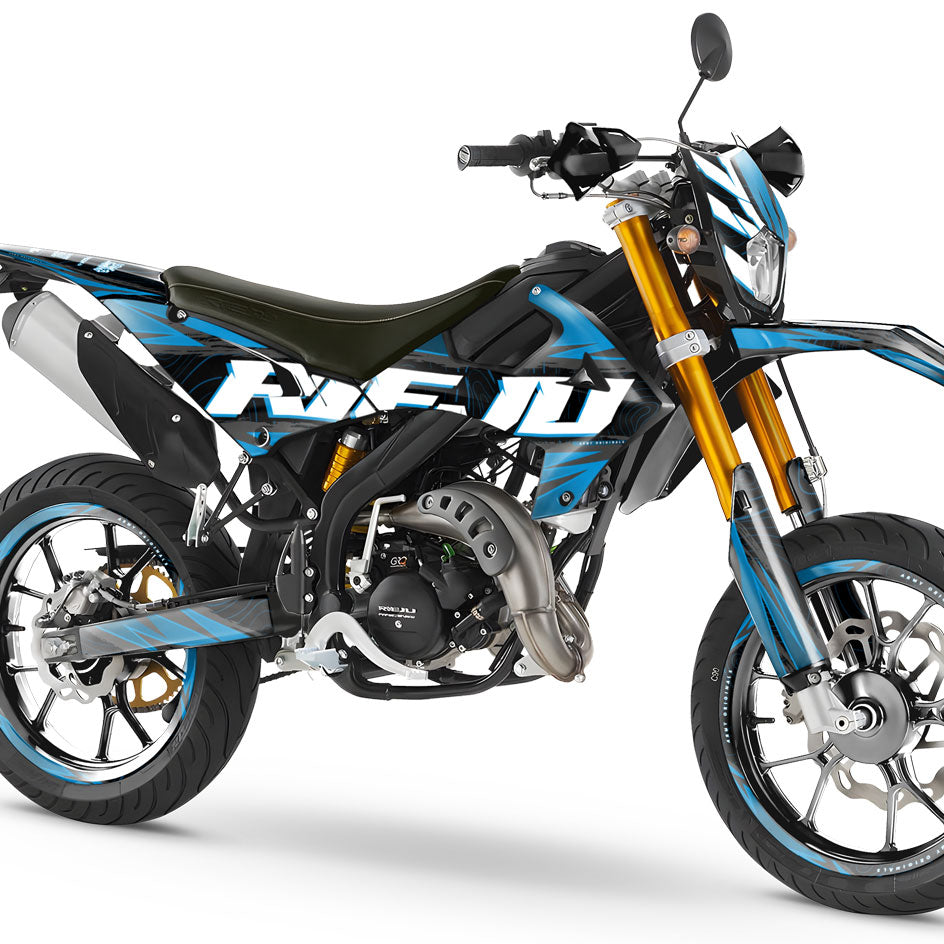 Kit pegatinas 50cc Rieju MRT 2022-2025 Magix aplicado en una motocicleta supermotard con un diseño azul elegante.