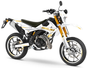 Kit pegatinas 50cc Rieju MRT 2022-2025 Saktiprem sobre moto blanca con detalles dorados