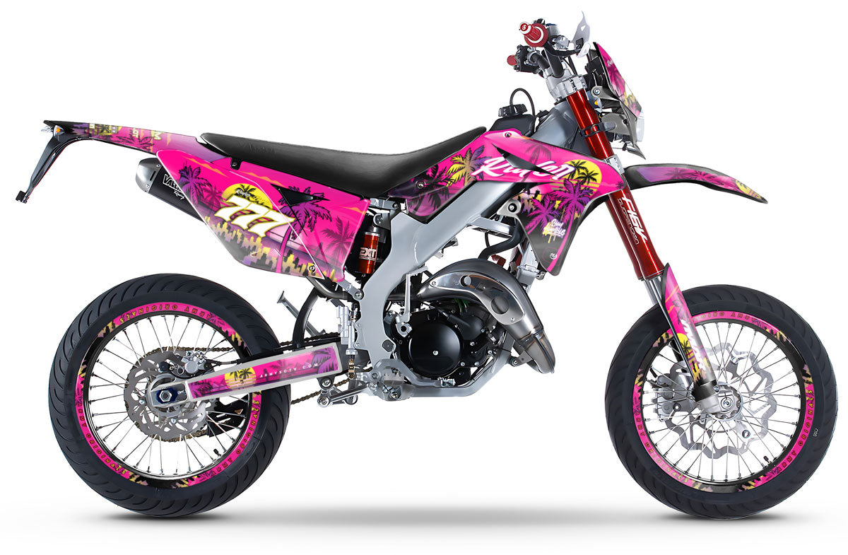 Kit déco 50cc Valenti Racing Miami Evo sur une moto supermotard colorée avec un design inspiré de Miami.