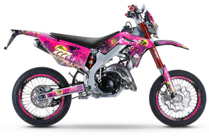 Kit déco 50cc Valenti Racing Miami Evo sur une moto supermotard colorée avec un design inspiré de Miami.
