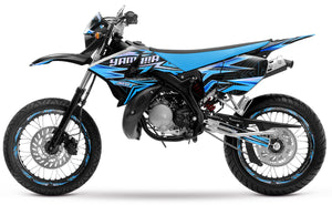 Dekor kit Motorrad 50cc Anomine - Kompatibel mit Yamaha DT 2004-2012 auf einem sportlichen Motorrad in Blau und Schwarz.