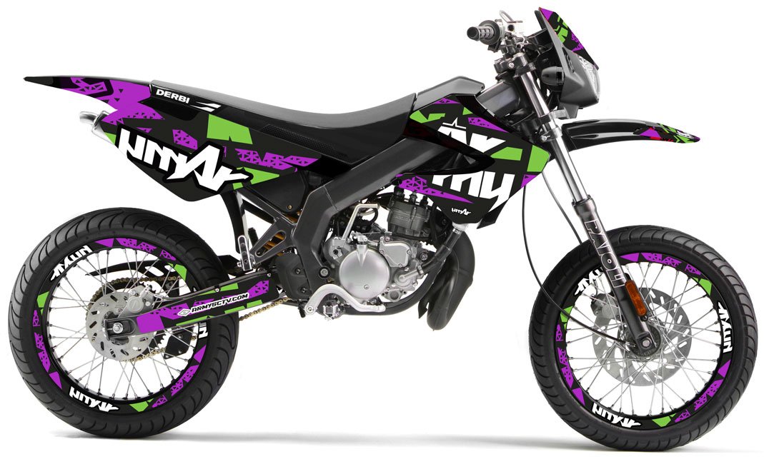 Kit déco 50cc Derbi de coloris violet, vert et grand logo armysctv en blanc sur les carénages latéraux