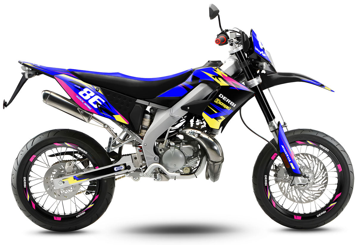 kit déco 50cc Derbi DRD Pro de coloris noir, bleu nuit avec des détails jaune et rose.