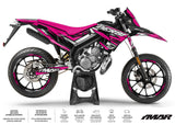 Kit déco 50cc Derbi Senda xtreme 2018-2025 Sanary sur une moto supermotard pink et noire.