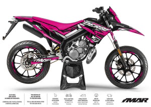 Kit déco 50cc Derbi Senda xtreme 2018-2025 Sanary sur une moto supermotard pink et noire.
