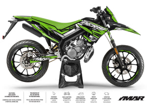 Kit déco 50cc Derbi Senda xtreme 2018-2025 Sanary sur moto verte et noire, montrant design graphique moderne.