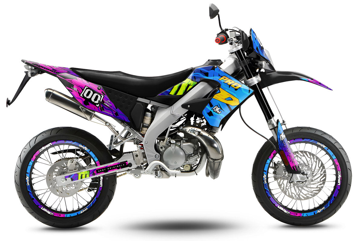 Kit déco 50cc Derbi DRD Pro Sparkler sur supermotard avec design graphique vibrant et moderne.