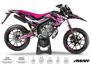 Kit déco 50cc Derbi Senda xtreme 2018-2025 Arko sur moto avec design audacieux et stickers modernes.