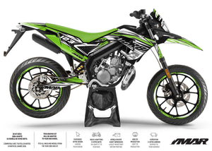 Kit déco 50cc Derbi Senda xtreme 2018-2025 Netlines sur moto verte avec design graphique.