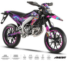 Kit déco moto 50cc GTA Style - Compatible avec Aprilia SX/RX 2018-2025 sur moto avec design urbain coloré.