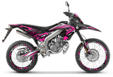 Kit déco Aprilia RX 50cc 2018-2025 Zerena sur moto avec design moderne et audacieux en rose.