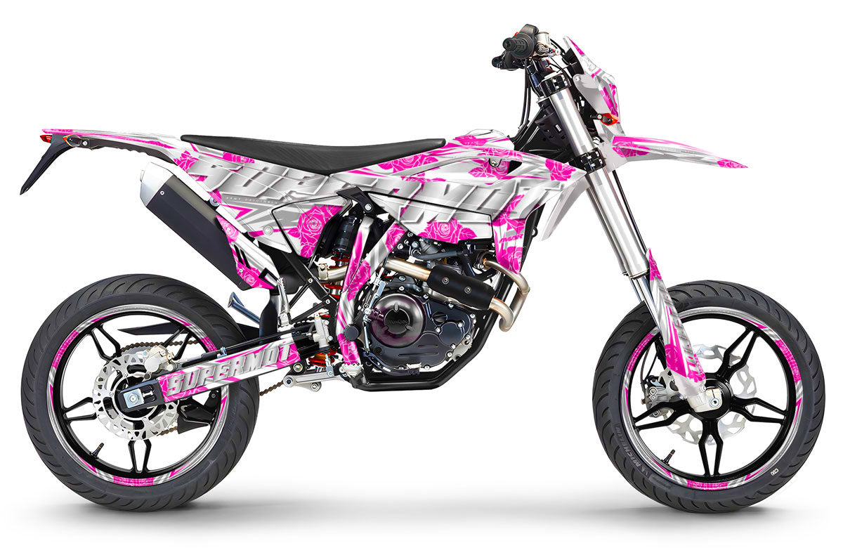 Kit déco Beta 125 LC Flower Power - moto personnalisée avec design floral rose et chrome pour un look unique.