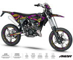 Kit déco Beta 50cc RR 2021-2025 DragoFlow sur moto avec design agressif et coloré.