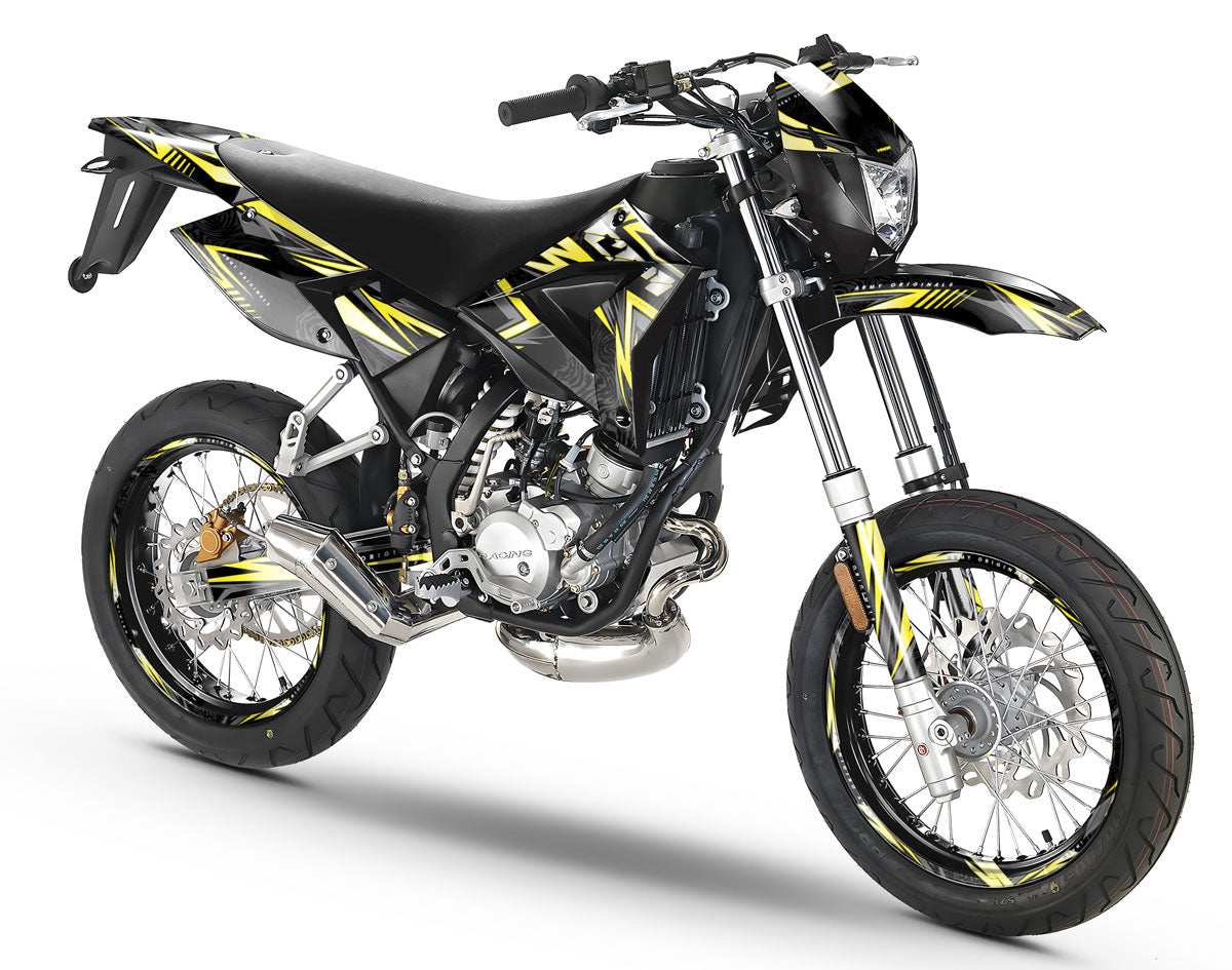 Dekor kit 50cc CPI SMX 2005-2015 Alpha montiert auf einem Supermoto-Motorrad im auffälligen Schwarz-Gelb-Design.