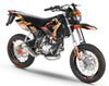 Dekor kit 50cc CPI SMX 2005-2015 Message Star auf einem stilvollen Supermoto-Motorrad angebracht.