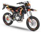 Dekor kit 50cc CPI SMX 2005-2015 Message Star auf einem stilvollen Supermoto-Motorrad angebracht.