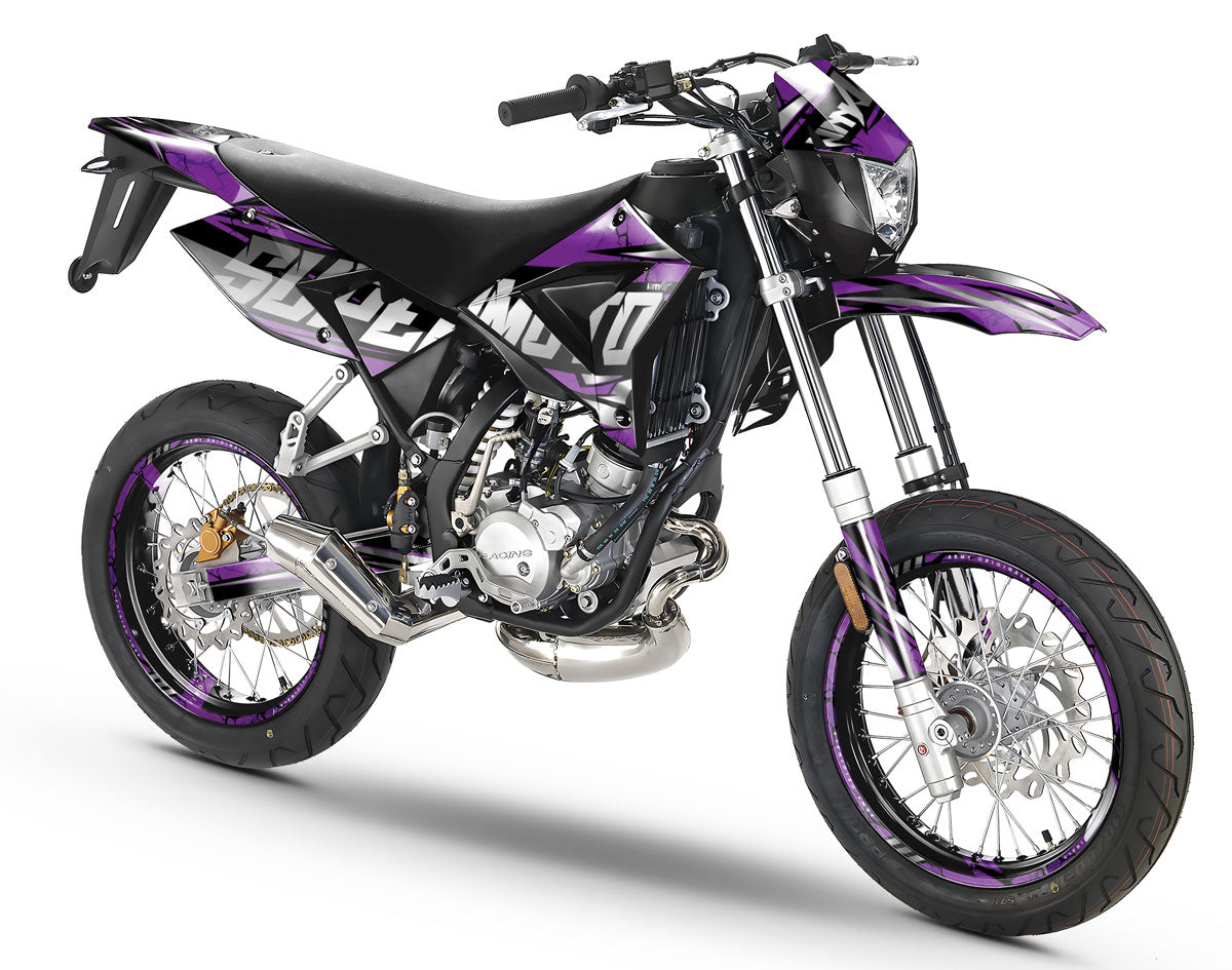 Dekor kit 50cc CPI SMX 2005-2015 Illuzion auf Supermoto-Motorrad mit modernem Design in Schwarz und Violett.