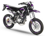 Kit déco 50cc CPI SMX 2005-2015 Illuzion sur moto supermotard avec design moderne en noir et violet.
