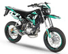 Dekor kit 50cc CPI SMX 2005-2015 Magix auf einem Supermoto-Motorrad zeigt lebendige Grafikgestaltung in Schwarz und Blaugrün.
