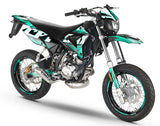Kit déco 50cc CPI SMX 2005-2015 Magix on a supermotard motorcycle showcases vibrant graphic design in black and teal.