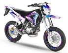 Dekor kit 50cc CPI SMX 2005-2015 R-Force auf Motorrad mit dynamischem und kraftvollem Design in Violett und Weiß.